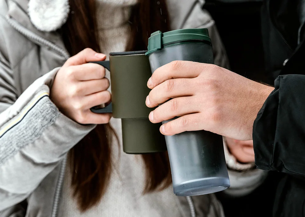 Kubek termiczny czy termos? Co lepsze?